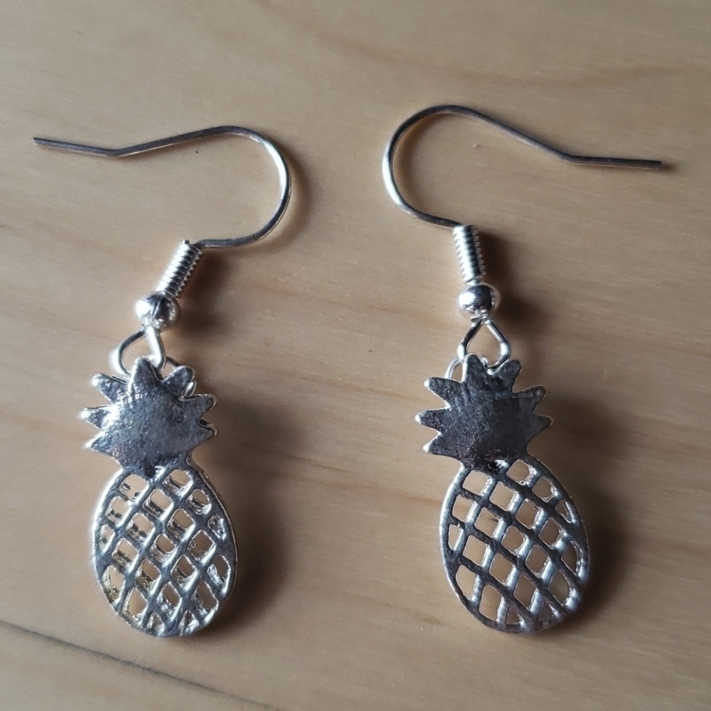 𝅺2 for $15 Pineapple Shaped Earrings NWOT